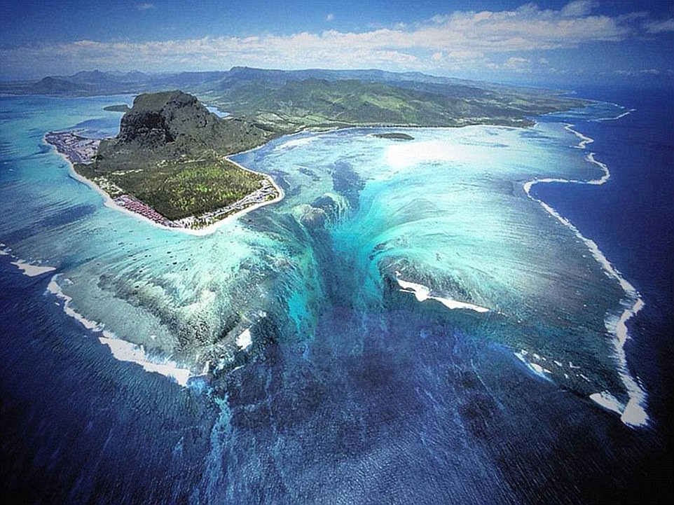 Ảo ảnh “thác nước dưới lòng biển” ở phía mũi Tây Nam của quốc đảo Mauritius, ngoài khơi Ấn Độ Dương là một  hiện tượng kỳ lạ, vô cùng hiếm gặp. Theo các chuyên gia, vùng biển này sở hữu những màu sắc tuyệt đẹp bao gồm xanh biển, xanh lá và trắng đã tạo nên ảo ảnh kì diệu về một thác nước đang đổ xuống đáy biển.